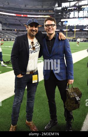 Eddie Garcia, producteur de radio de Nashville, et Bobby Bones, personnalité radiophonique en direct, posent pour une photo avant le match de football NFL entre les Houston Texa Banque D'Images