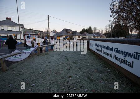 Carmarthen, Royaume-Uni. 15th décembre 2022. Les infirmières sur une ligne de piquetage à l'hôpital général de Glangwili, Carmarthen comme infirmières au pays de Galles, en Irlande du Nord et en Angleterre prennent des mesures industrielles dans un différend sur la rémunération. Crédit : Gruffydd Thomas/Alay Live News Banque D'Images