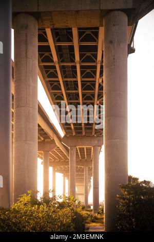 Une belle photo du pont Arthur Ravenel Jr de dessous à Charleston, Mount Pleasant Banque D'Images