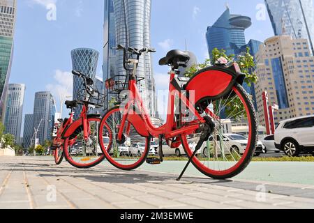 Doha, Katar. 12th décembre 2022. Location de vélos garés, rues, Hocheuser, gratte-ciel West Bay.Skyline. Coupe du monde de football 2022 au Qatar à partir de 20,11. - 18.12.2022 ? Credit: dpa/Alay Live News Banque D'Images