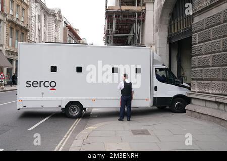 Photo du dossier datée du 13/4/2022 d'une fourgonnette de la prison de Serco arrivant au Old Bailey, centre de Londres. Serco, le géant de l'externalisation, a de nouveau haussé ses perspectives de bénéfices alors que le groupe a déclaré que la forte croissance avait contribué plus que compensé une baisse de £480 millions des revenus du contrat Covid-19. La société a déclaré qu'elle était sur la bonne voie pour un bénéfice sous-jacent d'environ £235 millions sur l'ensemble de l'exercice, en hausse de £5 millions par rapport à ses prévisions précédentes, avec un chiffre d'affaires qui devrait atteindre environ £4,5 milliards pour 2022, légèrement supérieur au résultat pour 2021. Date de publication : jeudi 15 décembre 2022. Banque D'Images