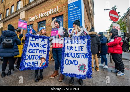 Londres, Royaume-Uni. 15th décembre 2022. Une ligne de piquetage d'infirmières à l'extérieur de l'hôpital Guys dans le cadre de la MRC organisé une grève sur les infirmières et infirmiers paient. Crédit : Guy Bell/Alay Live News Banque D'Images