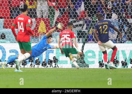 Randal Kolo Muani de France marque un but 2-0 malgré Yassine Bounou 'Bono' et Yahya Attiat-Allah du Maroc lors de la coupe du monde de la FIFA 2022, match de football semi-final entre la France et le Maroc sur 14 décembre 2022 au stade Al Bayt à Al Khor, Qatar - photo: Sebastian El-saqa/DPPI/LiveMedia Banque D'Images