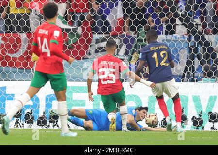 Randal Kolo Muani de France marque un but 2-0 malgré Yassine Bounou 'Bono' et Yahya Attiat-Allah du Maroc lors de la coupe du monde de la FIFA 2022, match de football semi-final entre la France et le Maroc sur 14 décembre 2022 au stade Al Bayt à Al Khor, Qatar - photo: Sebastian El-saqa/DPPI/LiveMedia Banque D'Images