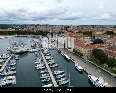 Pula front de mer ville Croatie vue aérienne de drone Banque D'Images