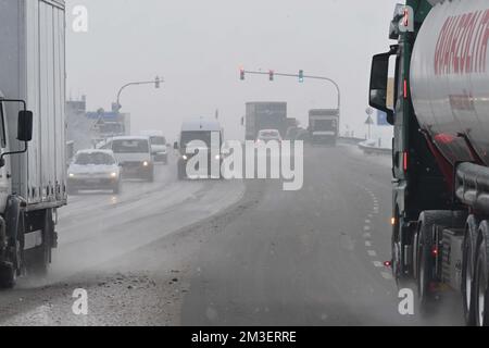 Munich, Allemagne. 15th décembre 2022. Les voitures et les camions conduisent sur une route de desserte jusqu'au A9. En raison des températures fraîches, il y a une augmentation des accidents de la circulation en Bavière. Credit: Felix Hörhager/dpa/Alay Live News Banque D'Images
