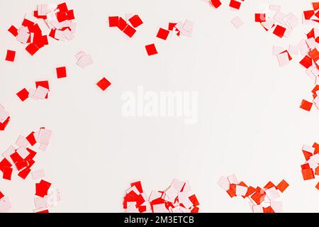 cadre lunaire de fête avec papier confetti rouge sur fond blanc, vue du dessus Banque D'Images