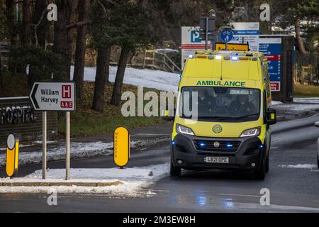 Ashford, Kent, Royaume-Uni. 14th décembre 2022. L'hôpital d'Ashford où l'on pense que les migrants sont amenés après que leur bateau ait été cachré dans la Manche tout en essayant d'arriver illégalement dans le Royaume Uni via des passeurs. Ashford, Kent, Royaume-Uni crédit: Clickpics/Alamy Live News Banque D'Images