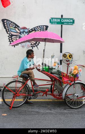 George Town, Malaisie - novembre 2022 : tricycle stationné dans une rue de George Town sur 17 novembre 2022 à Penang, Malaisie. Banque D'Images