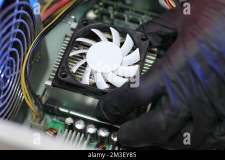 retrait du ventilateur de refroidissement de l'uc de l'ancien ordinateur sur la table Banque D'Images