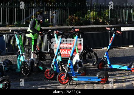 EScooters - scène de rue à Montmartre - Paris - France Banque D'Images