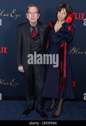 Los Angeles, États-Unis. 14th décembre 2022. LOS ANGELES, CALIFORNIE, États-Unis - DÉCEMBRE 14 : l'acteur anglais Timothy Spall et la femme Shane Spall arrivent à la première de Los Angeles de Netflix 'The Pale Blue Eye' tenue au complexe de théâtre de la Guilde des réalisateurs de l'Amérique sur 14 décembre 2022 à Los Angeles, Californie, États-Unis. (Photo de Xavier Collin/image Press Agency) Credit: Image Press Agency/Alay Live News Banque D'Images