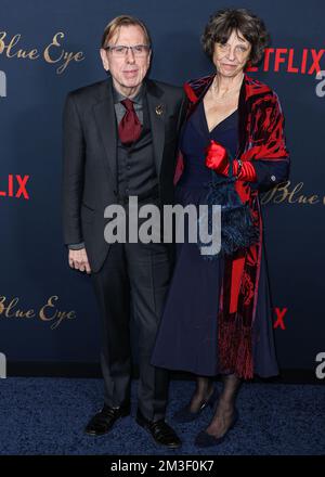 LOS ANGELES, CALIFORNIE, États-Unis - DÉCEMBRE 14 : l'acteur anglais Timothy Spall et la femme Shane Spall arrivent à la première de Los Angeles de Netflix 'The Pale Blue Eye' tenue au complexe de théâtre de la Guilde des réalisateurs de l'Amérique sur 14 décembre 2022 à Los Angeles, Californie, États-Unis. (Photo de Xavier Collin/image Press Agency) Banque D'Images