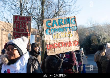 Oxford, Royaume-Uni. 15 décembre 2022 Oxford, Royaume-Uni les infirmières d'Oxford ont pris des mesures de grève aujourd'hui pour faire campagne pour des niveaux de personnel sûrs et un salaire équitable. Infirmières en 44 (sur 219) les fiducies d'Angleterre ont voté pour la grève dans un vote historique, avec une action de grève de 12 heures. Les soins intensifs (y compris toutes les zones de l'ITU et la chimiothérapie) continueront d'être disponibles. La MRC déclare: Chaque membre du personnel infirmier ressent un lourd poids de responsabilité pour assurer la sécurité de cette grève. Les patients sont déjà à grand risque et nous n'y ajouterons pas. PHOTO : ligne de piquetage l'hôpital John Radcliffe Bridget Catterall/AlamyLiveNews Banque D'Images