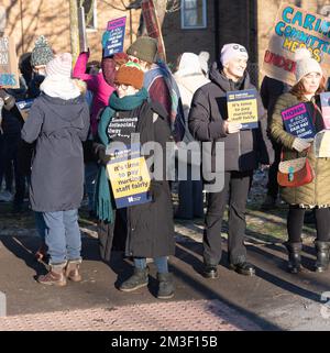 Oxford, Royaume-Uni. 15 décembre 2022 Oxford, Royaume-Uni les infirmières d'Oxford ont pris des mesures de grève aujourd'hui pour faire campagne pour des niveaux de personnel sûrs et un salaire équitable. Infirmières en 44 (sur 219) les fiducies d'Angleterre ont voté pour la grève dans un vote historique, avec une action de grève de 12 heures. Les soins intensifs (y compris toutes les zones de l'ITU et la chimiothérapie) continueront d'être disponibles. La MRC déclare: Chaque membre du personnel infirmier ressent un lourd poids de responsabilité pour assurer la sécurité de cette grève. Les patients sont déjà à grand risque et nous n'y ajouterons pas. PHOTO : ligne de piquetage l'hôpital John Radcliffe Bridget Catterall/AlamyLiveNews Banque D'Images