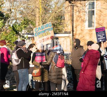 Oxford, Royaume-Uni. 15 décembre 2022 Oxford, Royaume-Uni les infirmières d'Oxford ont pris des mesures de grève aujourd'hui pour faire campagne pour des niveaux de personnel sûrs et un salaire équitable. Infirmières en 44 (sur 219) les fiducies d'Angleterre ont voté pour la grève dans un vote historique, avec une action de grève de 12 heures. Les soins intensifs (y compris toutes les zones de l'ITU et la chimiothérapie) continueront d'être disponibles. La MRC déclare: Chaque membre du personnel infirmier ressent un lourd poids de responsabilité pour assurer la sécurité de cette grève. Les patients sont déjà à grand risque et nous n'y ajouterons pas. PHOTO : ligne de piquetage l'hôpital John Radcliffe Bridget Catterall/AlamyLiveNews Banque D'Images