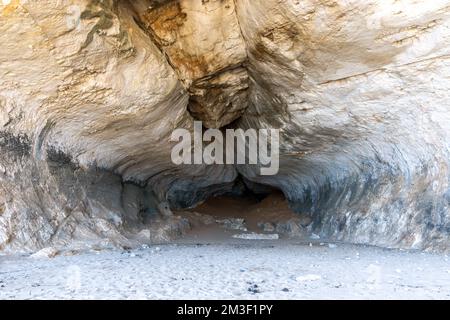 La vue de l'une des nombreuses grottes du bord de mer à la plage de Cala Luna en Sardaigne Banque D'Images