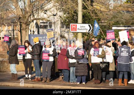 Oxford, Royaume-Uni. 15 décembre 2022 Oxford, Royaume-Uni les infirmières d'Oxford ont pris des mesures de grève aujourd'hui pour faire campagne pour des niveaux de personnel sûrs et un salaire équitable. Infirmières en 44 (sur 219) les fiducies d'Angleterre ont voté pour la grève dans un vote historique, avec une action de grève de 12 heures. Les soins intensifs (y compris toutes les zones de l'ITU et la chimiothérapie) continueront d'être disponibles. La MRC déclare: Chaque membre du personnel infirmier ressent un lourd poids de responsabilité pour assurer la sécurité de cette grève. Les patients sont déjà à grand risque et nous n'y ajouterons pas. PHOTO : ligne de piquetage l'hôpital John Radcliffe Bridget Catterall/AlamyLiveNews Banque D'Images