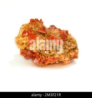 Macro gros plan photo en couleur de 'Vanadinite on Barite' une pierre précieuse semi-précieuse de cristal utilisée dans la thérapie de guérison de cristal Banque D'Images