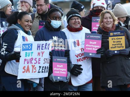 Nottingham, Nottinghamshire, Royaume-Uni. 15th décembre 2022. Les infirmières se tiennent sur une ligne de piquetage à l'extérieur du centre médical de QueenÕs après que les infirmières en Angleterre, au pays de Galles et en Irlande du Nord ont commencé la première des deux grèves d'une journée sur la rémunération. Credit Darren Staples/Alay Live News. Banque D'Images