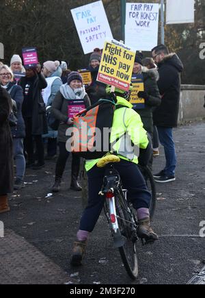 Nottingham, Nottinghamshire, Royaume-Uni. 15th décembre 2022. Les infirmières se tiennent sur une ligne de piquetage à l'extérieur du centre médical de QueenÕs après que les infirmières en Angleterre, au pays de Galles et en Irlande du Nord ont commencé la première des deux grèves d'une journée sur la rémunération. Credit Darren Staples/Alay Live News. Banque D'Images