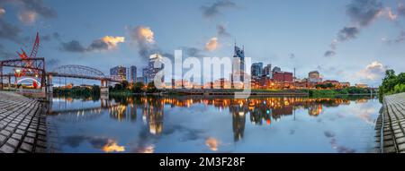 Nashville, Tenessee, USA, vue sur la ville au crépuscule, sur la rivière Cumberland. Banque D'Images