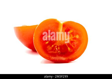 Tomate isolée sur fond blanc. Masque. Profondeur de champ complète. Tomate coupée en deux. gros plan Banque D'Images