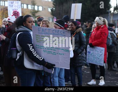 Nottingham, Nottinghamshire, Royaume-Uni. 15th décembre 2022. Les infirmières se tiennent sur une ligne de piquetage à l'extérieur du centre médical de QueenÕs après que les infirmières en Angleterre, au pays de Galles et en Irlande du Nord ont commencé la première des deux grèves d'une journée sur la rémunération. Credit Darren Staples/Alay Live News. Banque D'Images