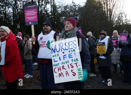 Nottingham, Nottinghamshire, Royaume-Uni. 15th décembre 2022. Les infirmières se tiennent sur une ligne de piquetage à l'extérieur du centre médical de QueenÕs après que les infirmières en Angleterre, au pays de Galles et en Irlande du Nord ont commencé la première des deux grèves d'une journée sur la rémunération. Credit Darren Staples/Alay Live News. Banque D'Images