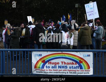 Nottingham, Nottinghamshire, Royaume-Uni. 15th décembre 2022. Les infirmières se tiennent sur une ligne de piquetage à l'extérieur du centre médical de QueenÕs après que les infirmières en Angleterre, au pays de Galles et en Irlande du Nord ont commencé la première des deux grèves d'une journée sur la rémunération. Credit Darren Staples/Alay Live News. Banque D'Images