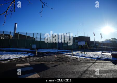 HMP Huntercombe dans l'Oxfordshire où Boris Becker aurait été transféré. Le triple champion de Wimbledon a été libéré de prison après avoir purgé seulement huit mois de sa peine et est maintenant déporté du Royaume-Uni. Becker a été emprisonné pendant deux ans et demi en avril pour avoir caché £2,5 millions d'actifs et de prêts pour éviter de payer ses dettes. Date de la photo: Jeudi 15 décembre 2022. Banque D'Images