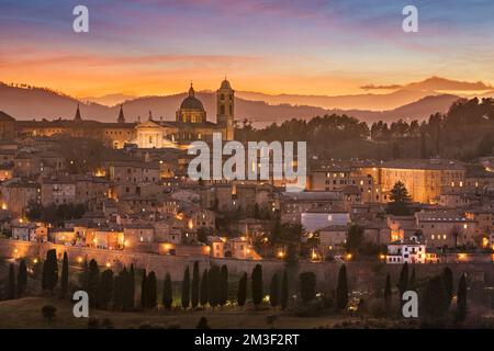 Urbino, Italie cité médiévale fortifiée dans la région des Marches au crépuscule. Banque D'Images