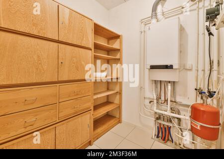 une salle de bains avec des armoires en bois et du carrelage blanc sur le sol, ainsi qu'une cabine de douche ouverte dans le coin Banque D'Images