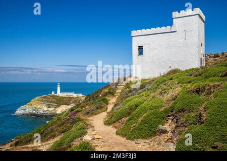 Phare de South Stack et tour d'Ellin sur l'île de Holyhead, île d'Anglesey, au nord du pays de Galles Banque D'Images