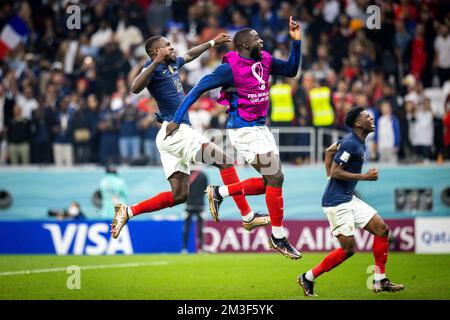 Doha, Qatar. 14th décembre 2022. Marcus Thuram (FRA), Dayot Upavecano (FRA), Aurélien Tchouameni (FRA) célèbrent l'entrée dans la finale France - Marocain Banque D'Images