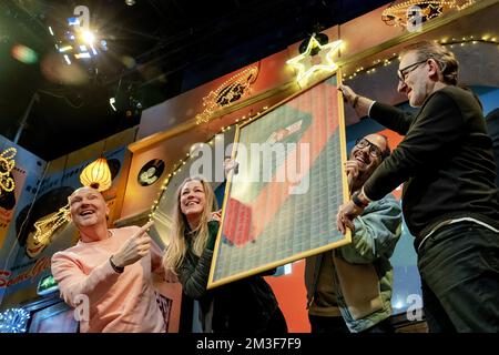 HILVERSUM - Wouter van der Goes, Annemieke Schollaardt, Frank van 't Hof et Jeroen van Inkel lors de l'annonce de la liste complète de la radio NPO 2 Top 2000. ANP ROBIN VAN LONKHUIJSEN pays-bas sortie - belgique sortie Banque D'Images