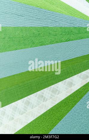 la nuance de couleur de texture de papier vert fabriquée à partir de papier recyclé est utilisée par les concepteurs pour définir les couleurs appropriées pour un projet. Banque D'Images