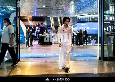 Bangkok, Thaïlande. 14th décembre 2022. Jeff Satur sort du gratte-ciel de King Power Maha Nakhon avant de jouer. Le Standard, Bangkok Mahanakhon, célèbre son ouverture par un Festival de musique le 14 décembre 2022, marquant officiellement l'arrivée du phare asiatique du Standard dans la capitale thaïlandaise. Credit: Matt Hunt/Neato/Alay Live News Banque D'Images