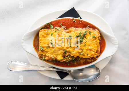 Portion de délicieux lasagnes de bœuf italien classique servie sur une assiette ovale Banque D'Images