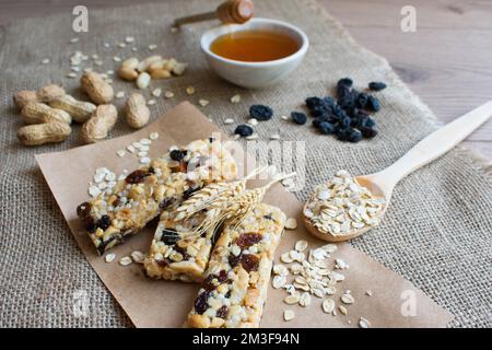 Barres de granola, arachides, avoine, miel, raisins, alimentation saine en-cas végétarien, gros plan. Banque D'Images