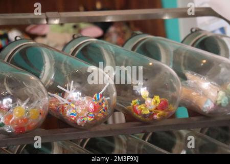 Présentez-vous avec des friandises au café desserts sucrés Banque D'Images