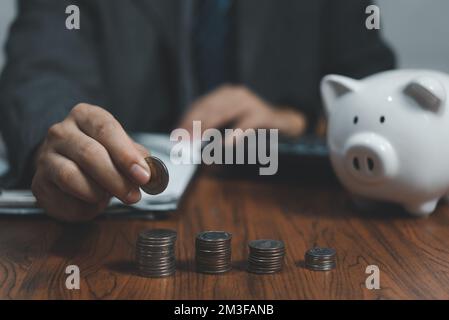 Main empiler des pièces de monnaie sur la table, Business Finance et concept d'argent, économiser de l'argent pour se préparer à l'avenir. Banque D'Images