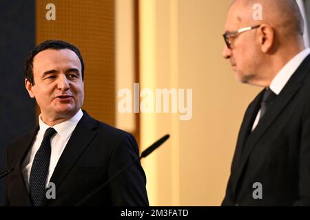 Prague, République tchèque. 15th décembre 2022. Le ministre tchèque des Affaires européennes Mikulas Bek (à droite) et le Premier ministre kosovar, Albin Kurti, donnent une conférence de presse sur la remise de la demande de l'UE au Kosovo au bureau du gouvernement tchèque à Prague, en République tchèque, jeudi, 15 décembre 2022. Crédit : Ondrej Deml/CTK photo/Alay Live News Banque D'Images