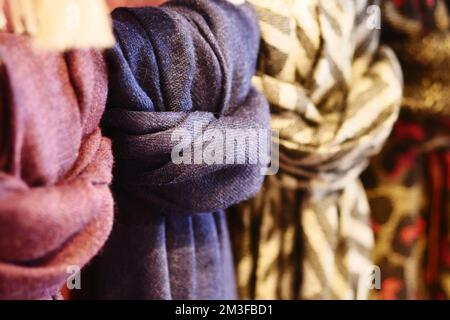 tissus colorés, couvre-lits et mouchoirs à motifs orientaux différents. Banque D'Images
