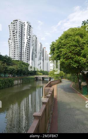 vue à angle bas des bâtiments résidentiels signapore contre le ciel bleu Banque D'Images