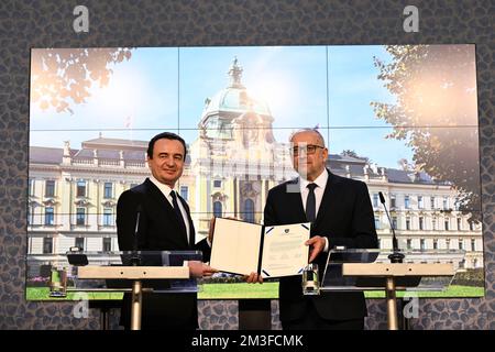 Prague, République tchèque. 15th décembre 2022. Le ministre tchèque des Affaires européennes Mikulas Bek (à droite) et le Premier ministre kosovar, Albin Kurti, donnent une conférence de presse sur la remise de la demande de l'UE au Kosovo au bureau du gouvernement tchèque à Prague, en République tchèque, jeudi, 15 décembre 2022. Crédit : Ondrej Deml/CTK photo/Alay Live News Banque D'Images