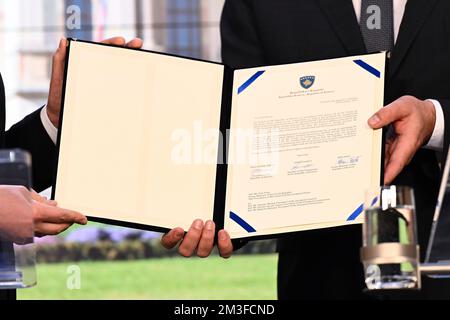 Prague, République tchèque. 15th décembre 2022. Le ministre tchèque des Affaires européennes Mikulas Bek (à droite) et le Premier ministre kosovar, Albin Kurti, donnent une conférence de presse sur la remise de la demande de l'UE au Kosovo au bureau du gouvernement tchèque à Prague, en République tchèque, jeudi, 15 décembre 2022. Crédit : Ondrej Deml/CTK photo/Alay Live News Banque D'Images