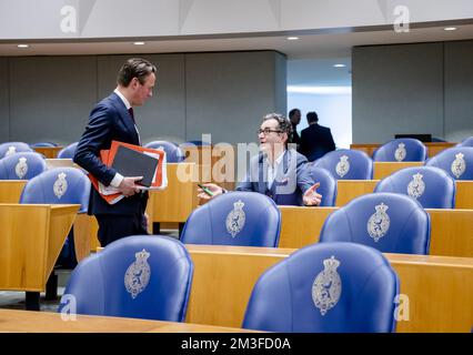 LA HAYE - Henk Nijboer (PvdA) et Frank Wassenberg (PvdD) avant le débat à la Chambre des représentants sur la future loi sur les pensions. ANP SEM VAN DER WAL pays-bas sortie - belgique sortie Banque D'Images