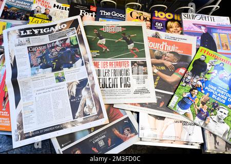 Paris, France. 15th décembre 2022. Les titres des journaux peuvent être vus à Paris, Franc eon 15 décembre 2022 après que la France a avancé à la finale de la coupe du monde après une victoire sur le Maroc. (Photo de Lionel Urman/Sipa USA) crédit: SIPA USA/Alay Live News Banque D'Images