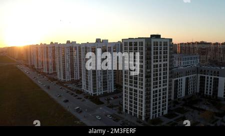 Coucher de soleil sur des immeubles typiques en panneaux. Films. Vue aérienne du magnifique coucher de soleil au-dessus de la ville endormie Banque D'Images